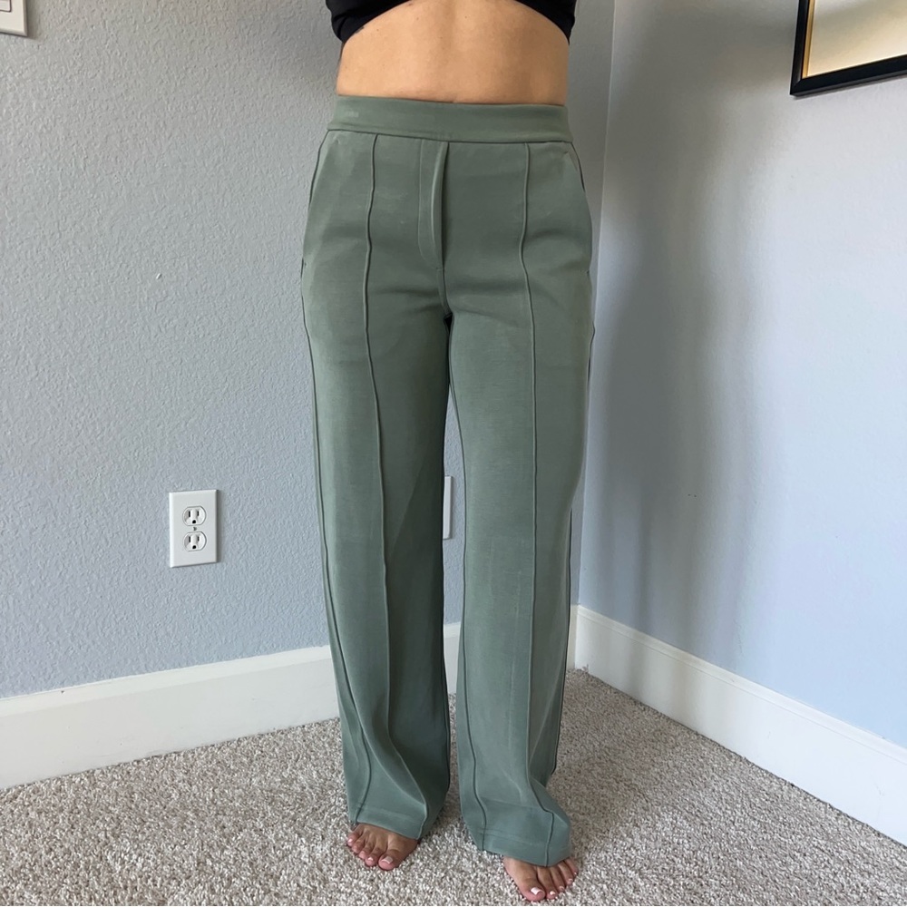 Lululemon Softstreme Pintuck Mid-Rise Petite Green Pants 26” x 27” Short Inseam